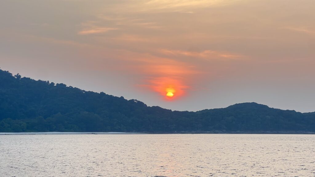 タチャイ島に沈む夕日🌅