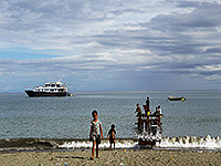 チェンデラワシ湾 島の風景 #1／パヌニー／チェンデラワシ湾驚愕の海クルーズ